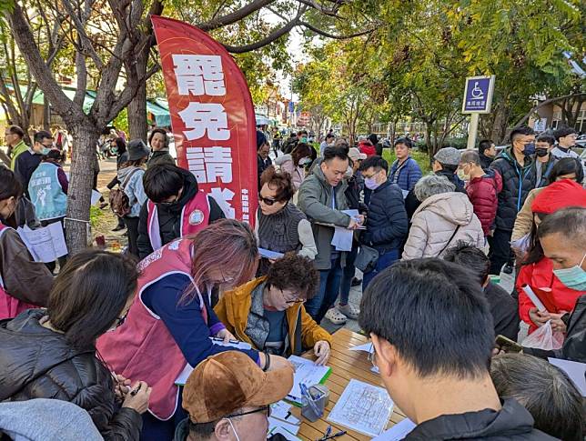 多個公民團體發起罷免台中國民黨立委，12日在南屯國民運動中心前舉辦連署書聯合收件活動。(中央社)