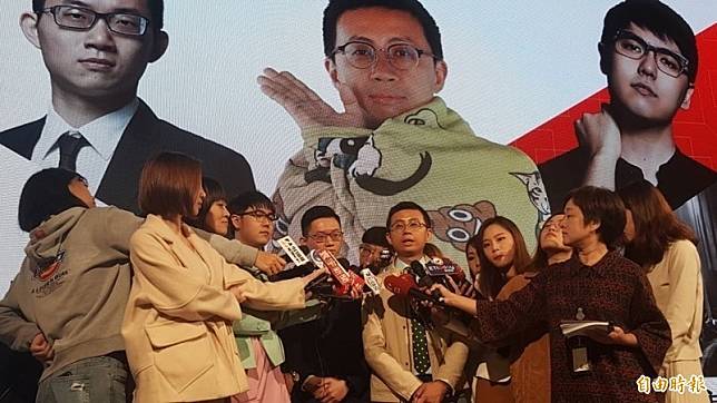 台北市議員邱威傑(呱吉)與網紅志祺七七、視網膜籌組歡樂無法黨。(資料照，記者楊心慧攝)