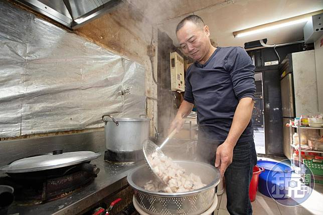 馮坤志曾是三重名店「曾記花枝羹」創辦人的女婿，他改良湯頭配料，闖出一番名號。
