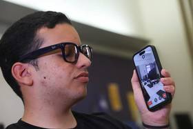 ▲20歲的埃及學生馬克（Mark Morad）是一位視障人士，同時也是一位企業家、AI人工智慧應用程式「Scribeme」的開發者。圖為他戴著Meta智慧眼鏡，展示如何使用Scribeme。（圖／路透／達志影像）