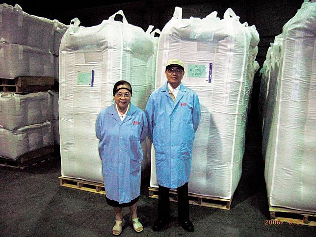 聯夏食品在70年代是台灣第一家擁有紅豆冷藏保存技術生產廠，圖為創辦人林柏榮（右）與時任董事長的妻子林楊淑清（左）。（聯夏食品提供）