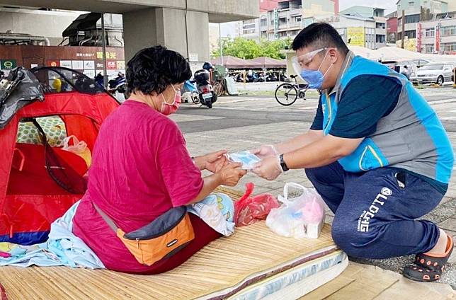 屏東縣府社工發送街友快篩試劑、口罩、民生物資及雨衣。（記者毛莉攝）