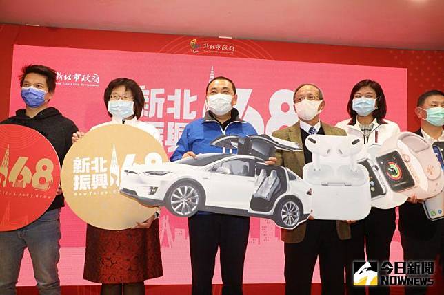 侯友宜抽出最大獎335萬「特斯拉Model X」