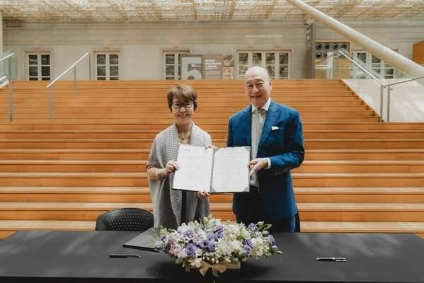 Ms Chong Siak Ching (left), CEO of National Gallery Singapore and Mr Wee Ee Cheong, Deputy Chairman and Chief Executive Officer of UOB, in front of UOB Southeast Asia Gallery