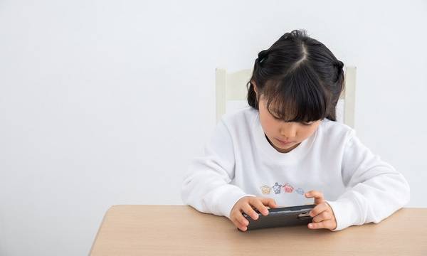 孩子乖乖在家卻涉性影像犯罪！憂鬱、暴力層出不窮，禁手機能解決？