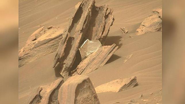 火星上拍到疑似垃圾的物體。（圖／翻攝自NASAPersevere推特）