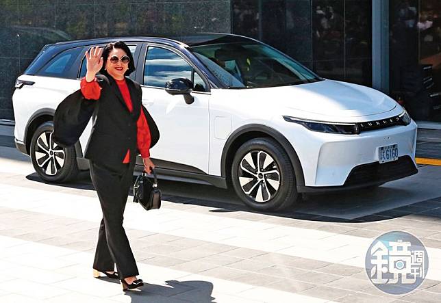 納智捷首款平價電動車n7即將交車，裕隆集團執行長嚴陳莉蓮於裕隆城開幕式上搭乘n7進場。