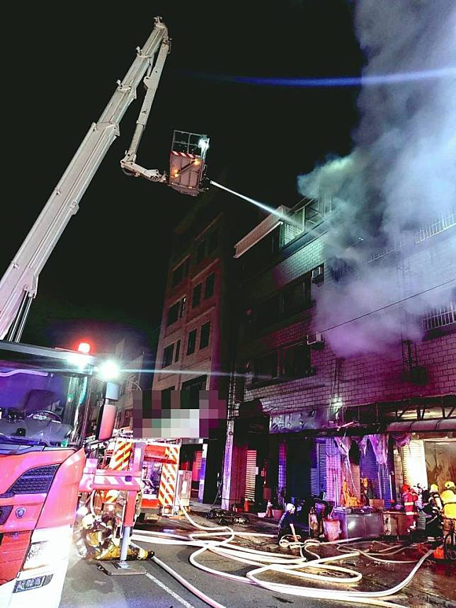 高雄三民區鼎中路、鼎貴路口7日凌晨0時許傳出10層大樓店面火警，消防人員救出5名受困民眾，其中3人死亡、2人受傷，另7人在消防人員引導下撤離火場，逃過一劫。(記者鐘敏綺／翻攝)