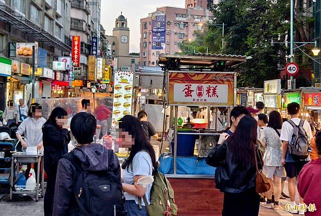 公園和寧夏夜市僅一街之隔，美食與公園的衛生隱憂形成強烈對比。(記者王藝菘攝)