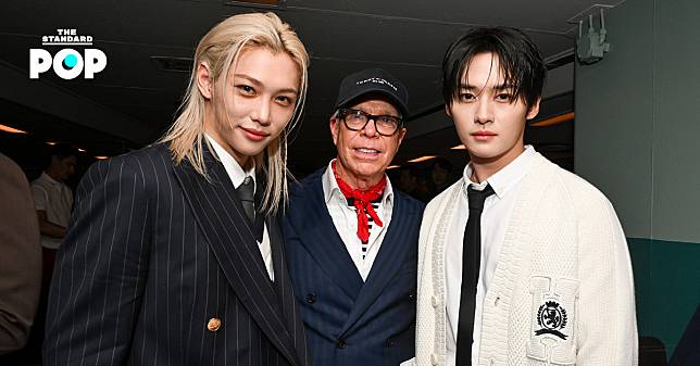 Felix และ Lee Know วง Stray Kids ร่วมชมแฟชั่นโชว์ของ Tommy Hilfiger ที่นิวยอร์ก