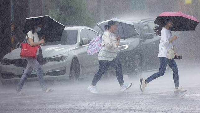 今日仍是有雨的天氣，明起白天水氣漸散。資料照片，廖瑞祥攝