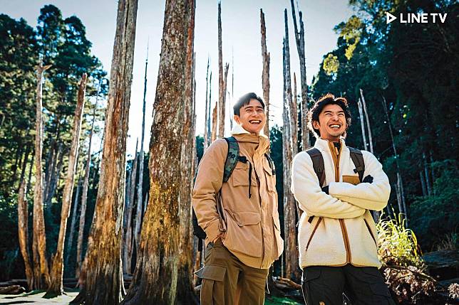 陳柏霖（右）首次體驗露營的實境節目《極島森林》，第1集邀來好友劉冠廷（左）一同感受大自然，也在Disney+播出。（LINE TV提供）