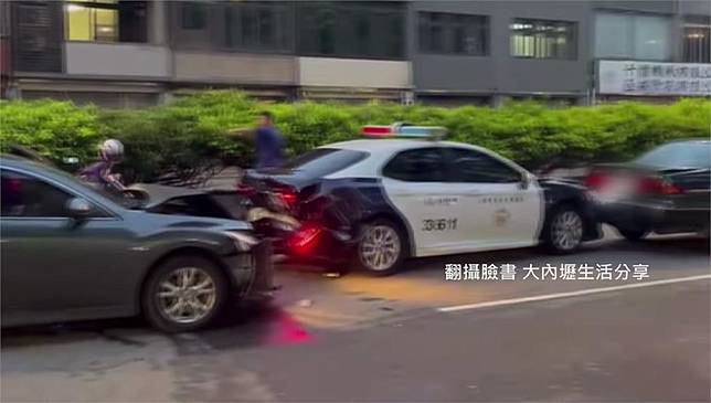 警車遭後車高速衝撞，發現肇事車輛駕駛握有喪屍煙彈。圖／翻攝自FB @大內壢生活分享