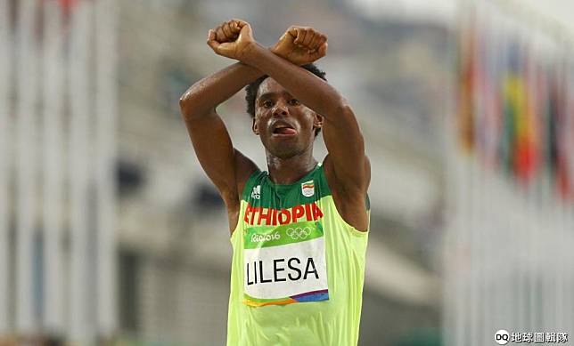 2016年的里約奧運上，利勒沙在跑向比賽終點與開記者會時，都比出雙手交叉的姿勢。 路透社/達志影像