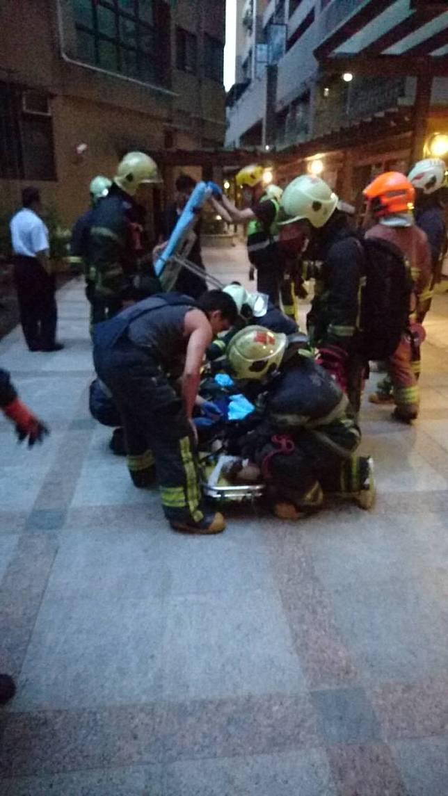 警消趕抵協助墜樓女子送醫急救。(記者王宣晴翻攝)