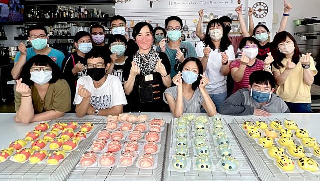崑大特教組在台南社區工會職訓中心舉辦「蒸」有意思—手作造型饅頭初體驗，學生在老師許毓仁（中）教導下，ＤＩＹ手作造型饅頭。（崑大提供）
