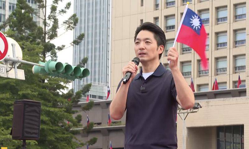 質疑蔣萬安「血統紅利」 學者開酸：改姓就能當市長！ | 鏡報 | LINE TODAY