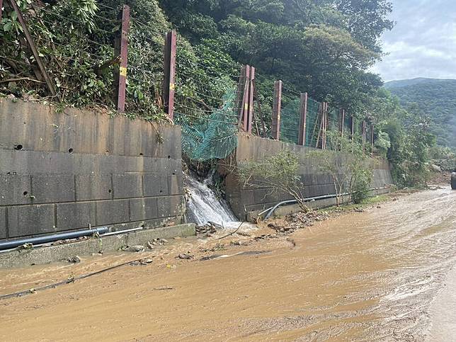 新北市金山區陽金公路多處路段淹水、坍方。(新北市水利局提供)