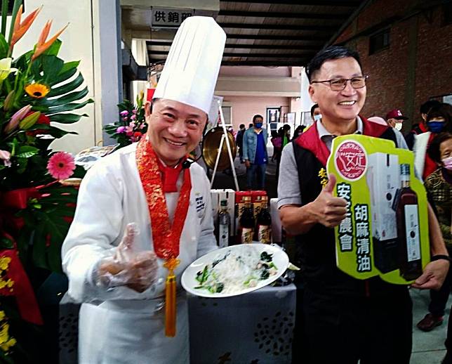 安定區農會總幹事王寶民(右)表示，這次的胡麻料理比賽邀請阿基師示範，以胡麻清油烹煮料理。(記者盧萍珊攝)
