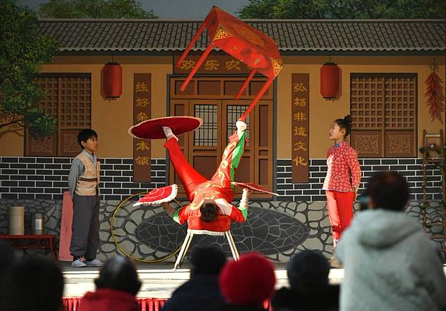 An acrobat performs at a culture and entertainment facility in Wuqiao County, north China's Hebei Province, Dec. 17, 2024. (Xinhua/Mu Yu)