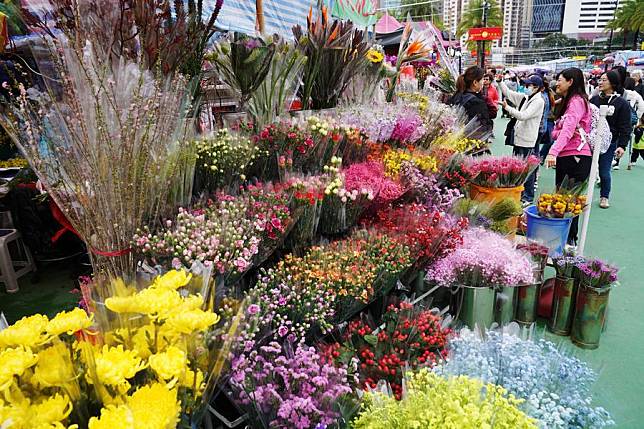 Visitors pick flowers at Victoria Park's Lunar New Year Fair in Hong Kong, south China, Jan. 23, 2025. (Xinhua/Wang Shen)