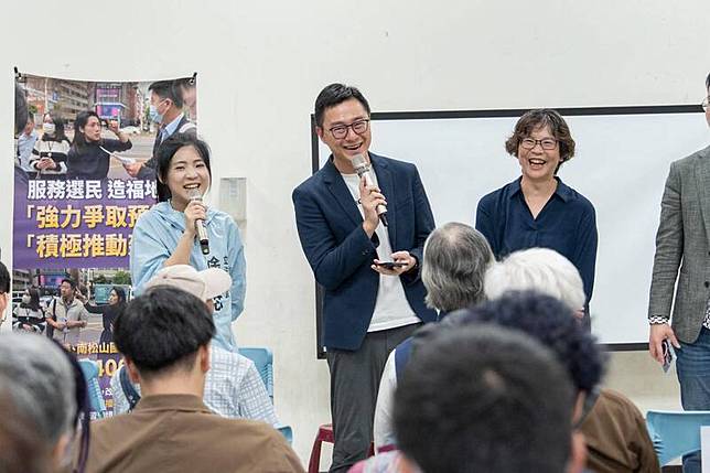 名嘴溫朗東發文批評吳靜怡，還整理相關資訊，質疑吳靜怡的爭議舉動的背後原因是民眾黨中央委員蔡壁如。圖為徐巧芯於7日舉行的反罷免活動中，蔡壁如也有現身與徐巧芯同框。(圖擷自徐巧芯臉書)