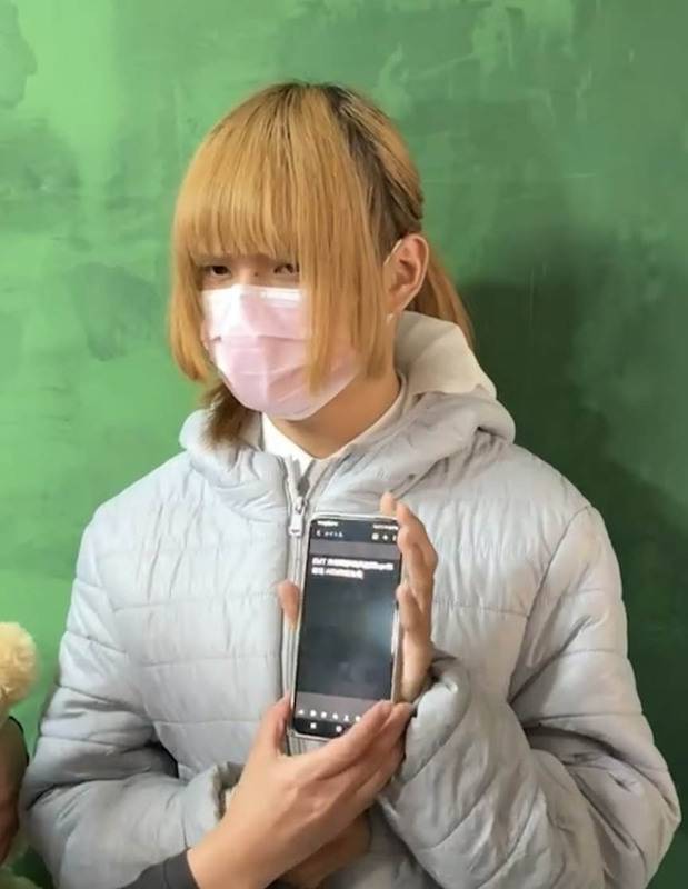 為台中3歲童CPR惹議的當事人自稱YUKI，21日現身接受媒體聯訪，以手機打字回應媒體詢問。（讀者提供）中央社記者郝雪卿傳真114年3月21日