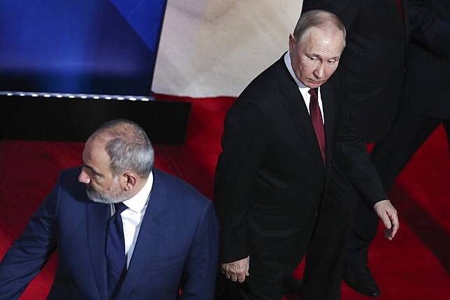 俄國總統普丁與亞美尼亞總統帕辛揚23日在CSTO峰會上，領袖大合照後各自走下台。（美聯社）