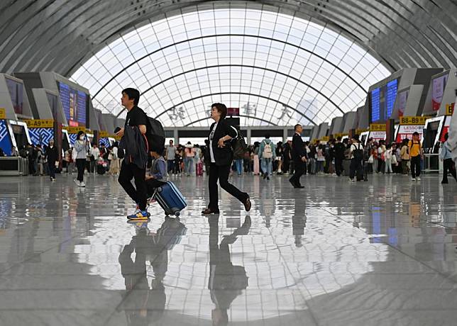 Passengers are seen at the waiting hall of Tianjin West Railway Station in north China's Tianjin, May 1, 2024. China's May Day holiday lasts from May 1 to 5 this year. (Xinhua/Li Ran)