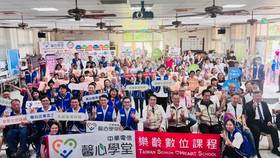 市府與中華電信合作培力身障講師。（勞工局提供）