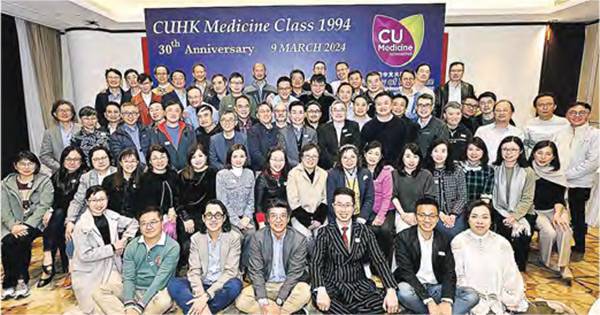趙偉仁與中大醫學院同學聚首，慶祝畢業30周年。（作者提供）