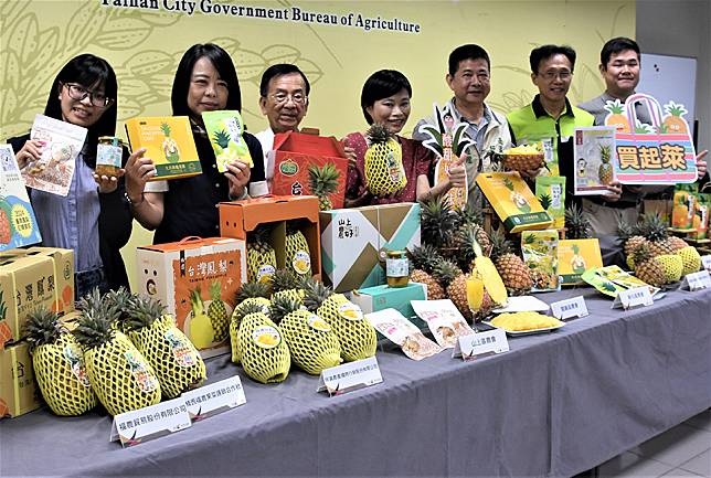 農業局與南瀛農產國際公司共同行銷台南鳳梨。（記者翁聖權攝）