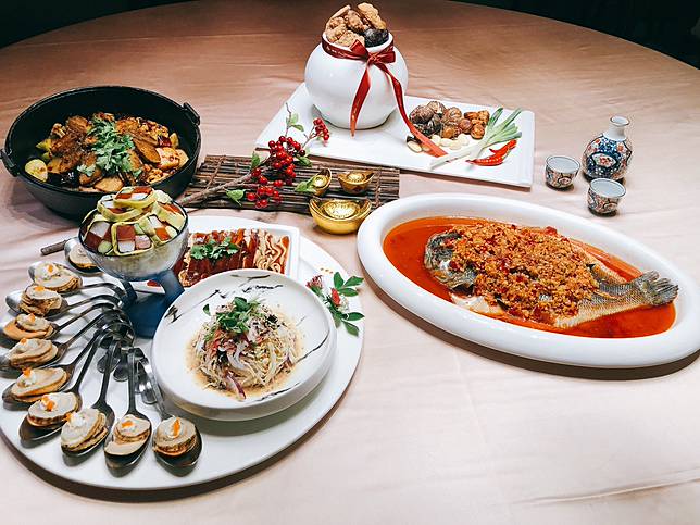 ▲奇岩一號萬豪旗艦店主廚蔡振榮表示，今年尾牙春酒菜色中，特別加入了新派川菜的烹調法，融合傳統台灣料理如客家菜，再加上川湘菜的特色。例如以特選綠色辣椒與新鮮花椒，加上三星蔥製作成醬汁，呈現翡翠色並淋在新鮮鮑魚上的椒麻鮮鮑魚。（圖/大地酒店）