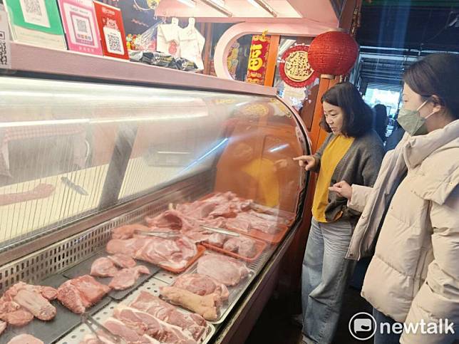 消費者從透明櫥窗內挑選新鮮豬肉。 唐復年/攝