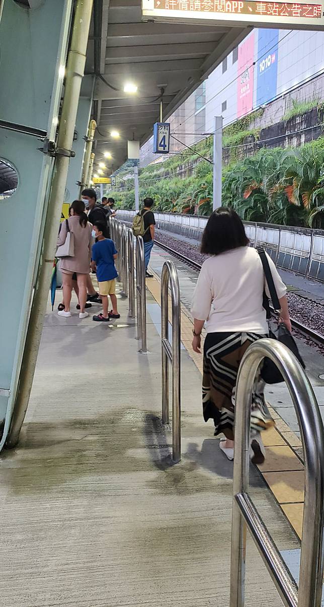 汐科火車站月台增設鐵欄杆後的景像，引來網友怒罵。台鐵回應，此設計是為了維護愛心輪椅旅客及使用嬰兒車旅客的安全。   圖：翻攝自臉書汐止聯盟。