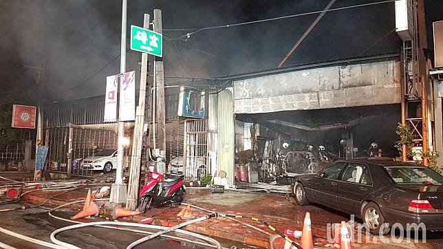 台北市南港區某汽車維修廠昨天深夜火警，消防隊撲滅火勢，發現林姓老闆陳屍火場。記者李奕昕／攝影