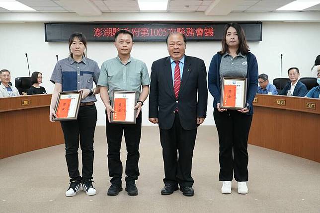 澎湖縣今年模範公務人員，包括工務處採購執行科長歐文潔(左)、行政處資訊科長陳富宗(左二)、農漁局水產種苗繁殖場技士游惠晴(右)。(澎湖縣政府提供)