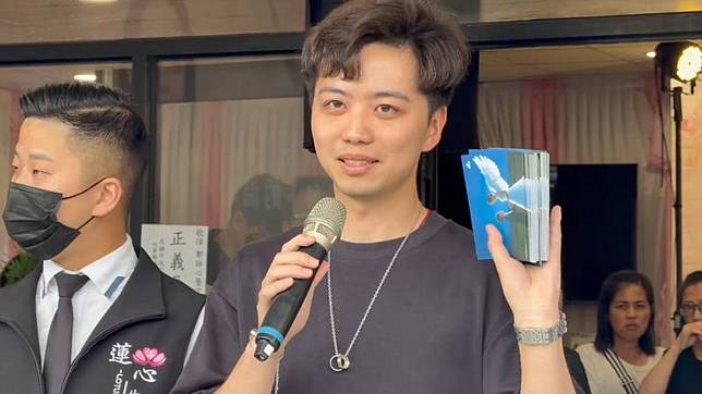 龍姓男友胸前掛著對戒，感謝親友們今來送鄭詠心最後一程，並準備小卡片讓大家紀念鄭詠心。（鏡新聞）
