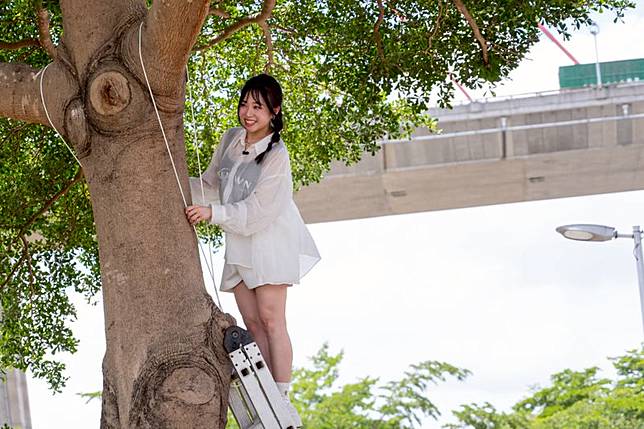 搞笑女神鄭茵聲，用爬樹的方式出場。公視台語台提供