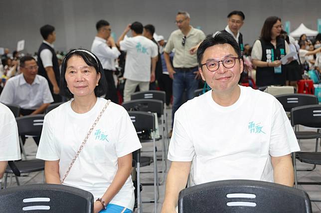 蔡晉財是民眾黨不分區立委蔡春綢(左)的姪子。資料照。李政龍攝