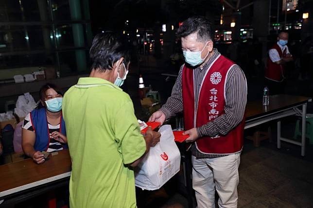 台北市社會局與國際扶輪社共同為街友安排健康檢查服務。（圖／台北市政府提供）