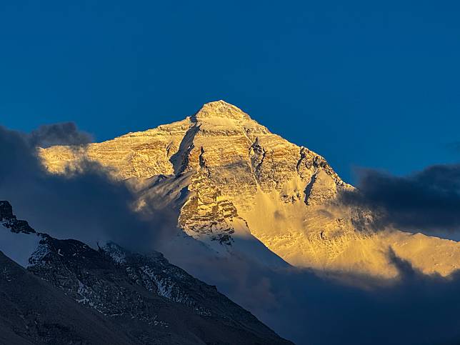 This photo taken on May 23, 2024 shows a view of the Mount Qomolangma at sunset in southwest China's Xizang Autonomous Region. (Xinhua/Ding Ting)