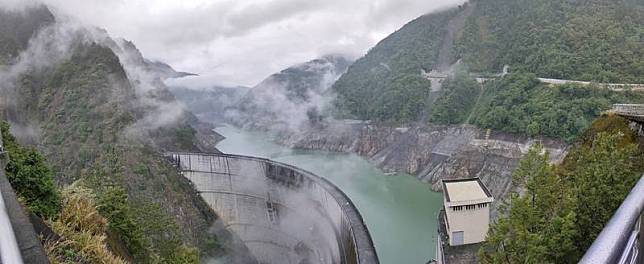 台中市谷關地區今天晚上近6點開始下起大雨，但德基水庫集水區雨勢時有時無。(民眾提供)