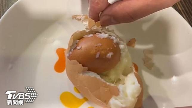 基隆一名林姓老闆，日前在煮滷蛋時，意外發現一顆雞蛋中，裏頭竟然還藏著一顆雞蛋，而且還有完整的蛋殼。（圖／ＴＶＢＳ）