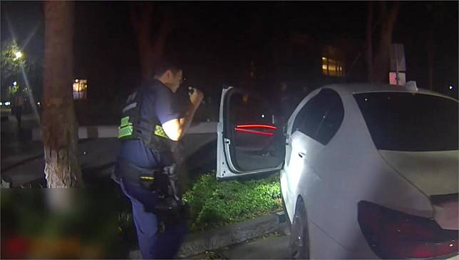 一名男子逆向還違停路中央。圖／台視新聞