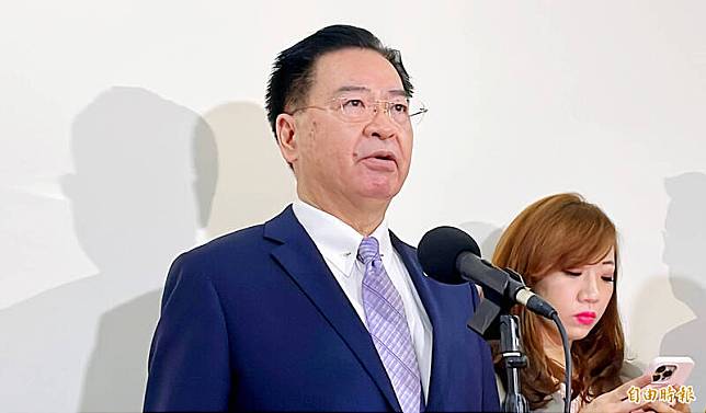 外交部長吳釗燮13日在立法院接受媒體聯訪。(記者朱沛雄攝)