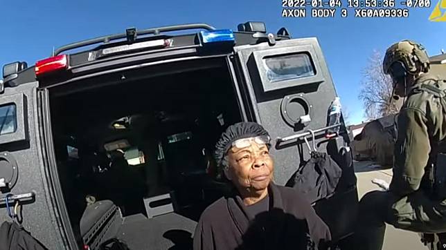 美國78歲非裔奶奶強森（中央），住家被科羅拉多特警誤闖，還強行進入搜查。（圖／翻攝自 9NEWS新聞影片）