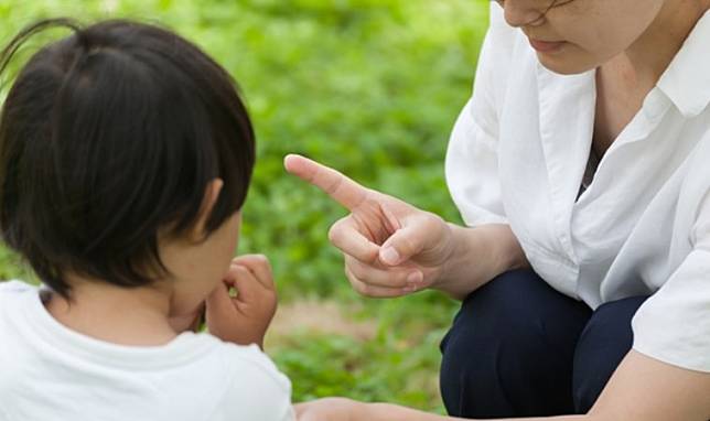 反覆對孩子生氣大吼，竟會改變他的大腦結構！