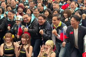 民眾黨主席黃國昌（右1）今天參加新北市元旦升旗，質疑賴清德總統才該為大罷免道歉。（取自黃國昌臉書）