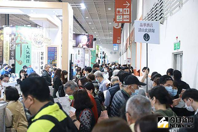 ITF台北國際旅展今年國旅買氣依然旺盛，一點都沒被百花齊放的國外商品埋沒。其中晶華酒店開6個結帳櫃檯還消化不了消費者熱情。（圖／記者葉政勳攝 2022.11.04）